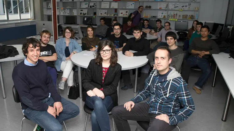 De izq. a dcha. Javier Vidorreta, Virginia Peñas y Carlos Pileño, con los alumnos del curso, impartido en el campus de la UPNA en Tudela.
