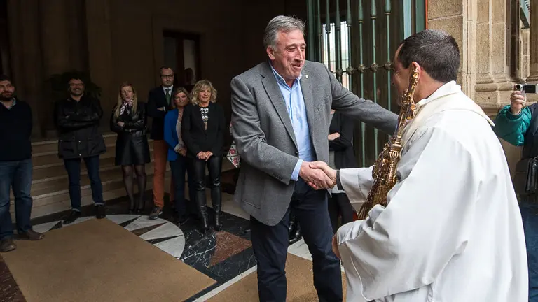 Asirón recibe al Ángel de Aralar en el Ayuntamiento de Pamplona. PABLO LASAOSA 9