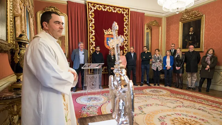 Asirón recibe al Ángel de Aralar en el Ayuntamiento de Pamplona. PABLO LASAOSA 13