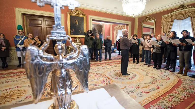 Asirón recibe al Ángel de Aralar en el Ayuntamiento de Pamplona. PABLO LASAOSA 15