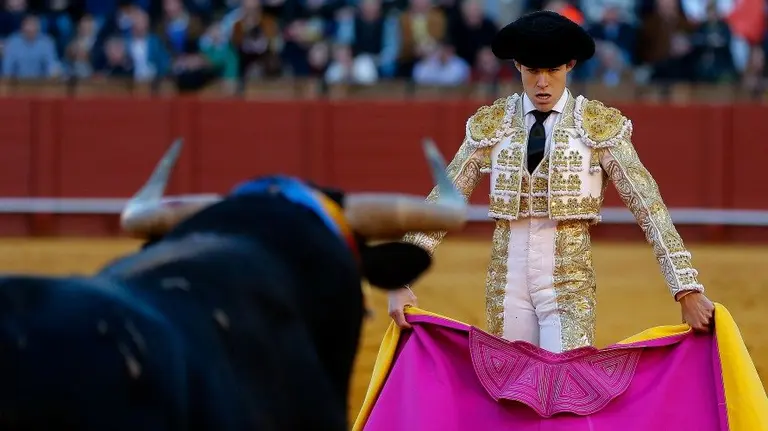 El diestro Javier Jiménez en este cuarto festejo de abono de la Feria de Abril. EFE. JOSÉ MANUEL VIDAL
