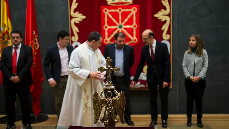 El Parlamento de Navarra recibe al Ángel de Aralar. PABLO LASAOSA 9