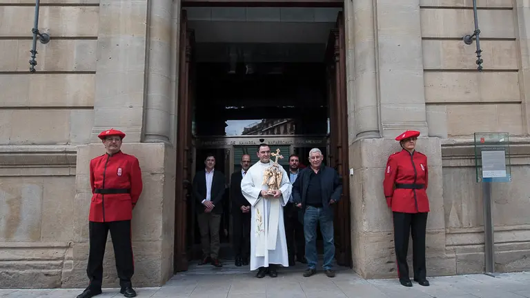 El Parlamento de Navarra recibe al Ángel de Aralar. PABLO LASAOSA 24