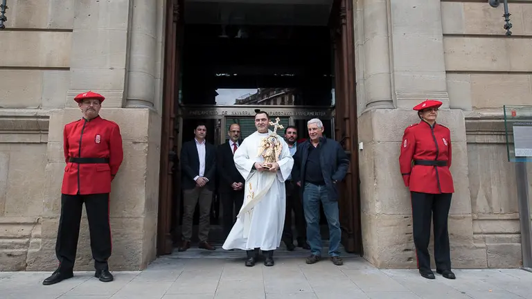 El Parlamento de Navarra recibe al Ángel de Aralar. PABLO LASAOSA 25