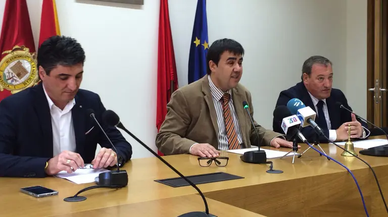 Mario Fabo, alcalde de Marcilla, Ignacio Zaragüeta, gerente de Indusal Navarra y Domingo Sánchez, presidente de la Asociación de Empresarios de la Ribera (AER).