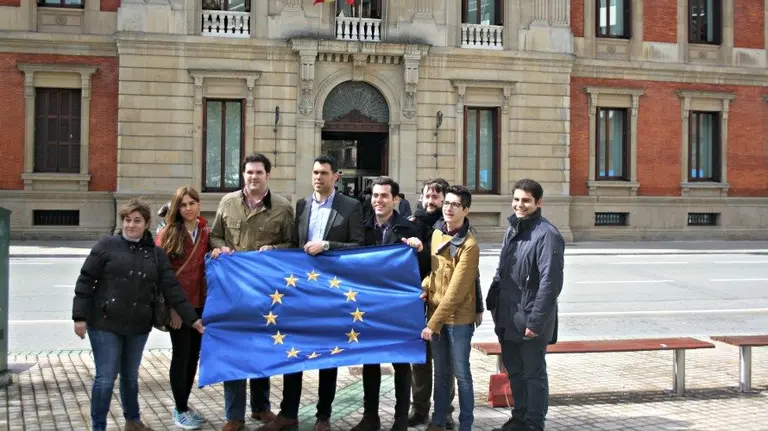 Miembros de Nuevas Generaciones acompañados del parlamentario del PPN, Javier García.
