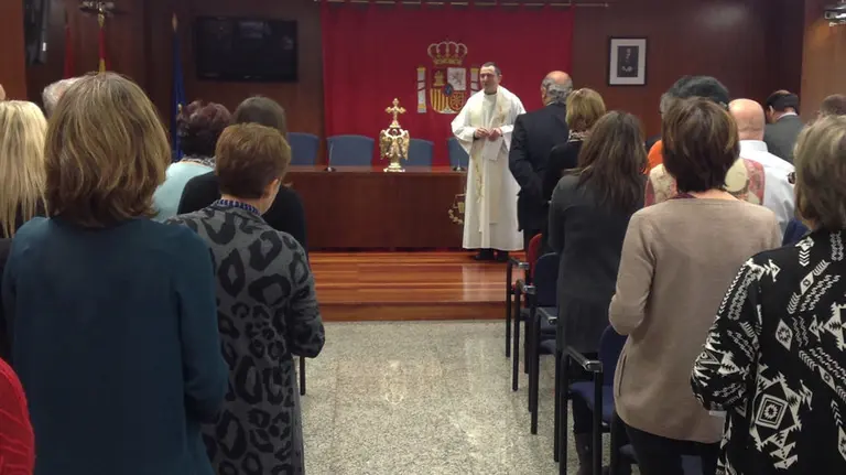 La efigie ha sido recibida por un centenar de jueces, fiscales, letrados de la administración de justicia, abogados y funcionarios.