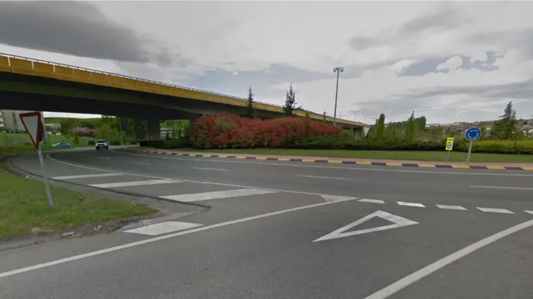 El accidente se produjo en la rotonda que da entrada al polígono de Areta.