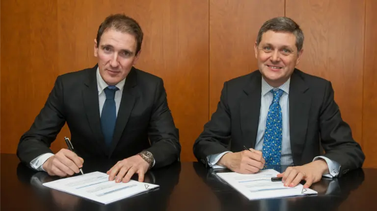 Koldo Ugaldea, director de Provisión de LagunAro, y José Andrés Gómez Cantero, director general de la Clínica Universidad de Navarra, en el momento de la firma del convenio.