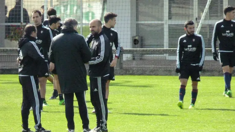 Martín con sus jugadores en Tajonar.