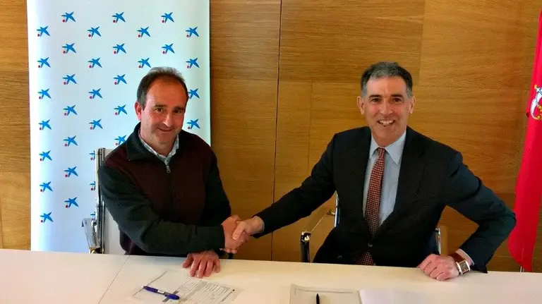 Manuel Romero, alcalde del Valle de Aranguren, y Óscar Insausti Guelbenzu, director de Banca de Instituciones de CaixaBank en Navarra. 