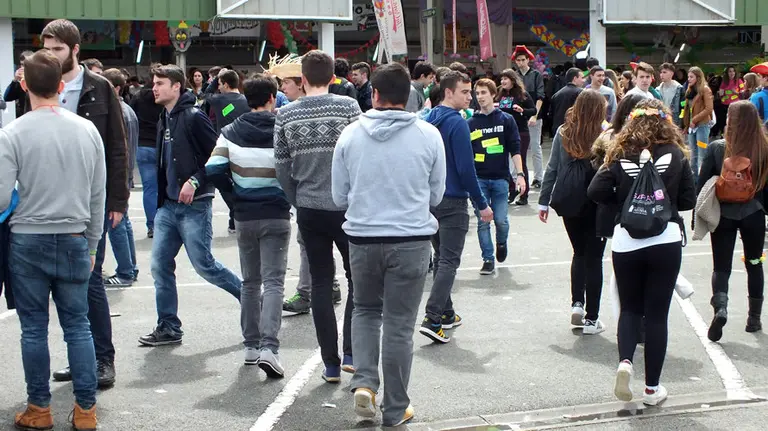 Imágenes de la carpa universitaria de primavera.