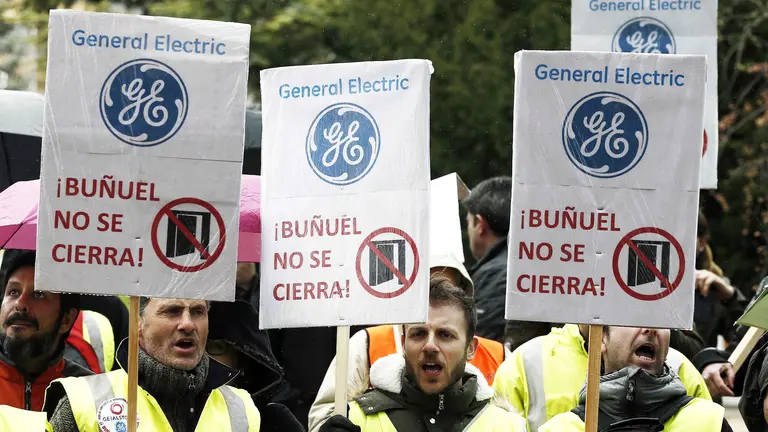 GRA383. PAMPLONA, 08/04/2016.- Momento de la concentración convocada por el comité de empresa de General Electric frente al Departamento de Desarrollo Económico para protestar por la decisión de la multinacional de cerrar la planta de Buñuel y llevar a cabo despidos en Tudela. EFE/Jesús Diges