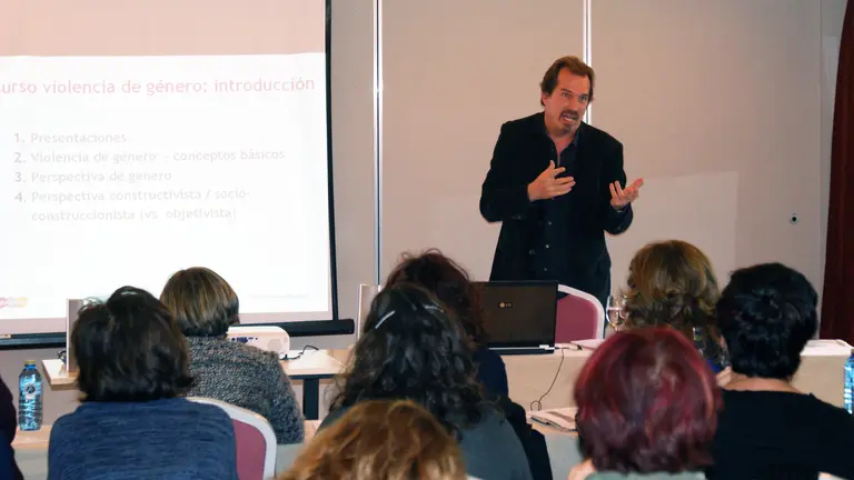 El psicólogo alemán Heinrich Geldschläger durante el curso.