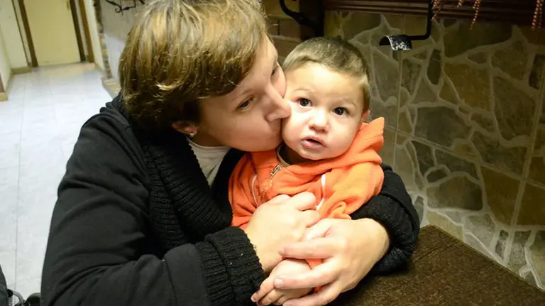 Xabitxu, junto a su madre Itziar Dram&oacute;n