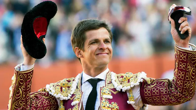 GRA473. SEVILLA, 08/04/2016.- El diestro Julián López 'El Juli' tras cortar una oreja a su primer toro durante la séptima corrida de abono de la Feria de Abril, hoy en la plaza sevillana de La Maestranza, donde ha compartido cartel con los matadores Morante de la Puebla y Miguel Ángel Perera. EFE/Raúl Caro