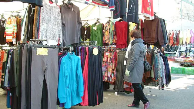 Mercadillo ambulante. (Efe)