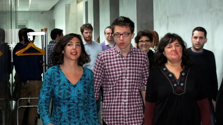 Iñigo Errejón, en Pamplona junto a Laura Pérez (i) y Auxi Honorato (d). (S. Redín).