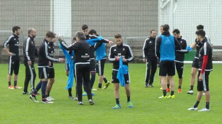 Martín reparte los petos azules entre sus jugadores.