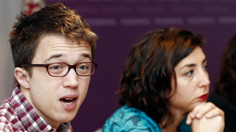 Íñigo Errejón, secretario de Política y área Estratégica y Campaña de Podemos y la secretaria general de Podemos en Navarra, Laura Pérez. EFE