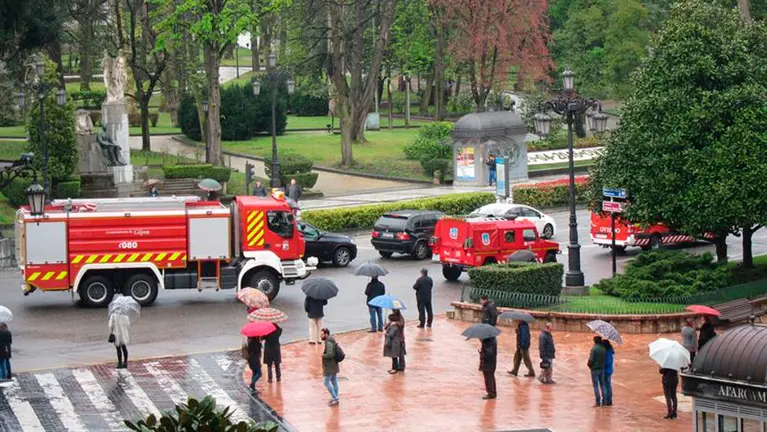 Los compañeros de Eloy han formado una caravana y han hecho sonar las sirenas en memoria de su compañero. EP