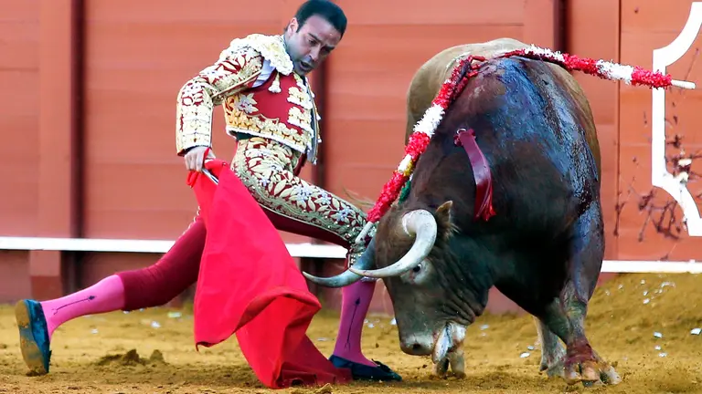 GRA313. SEVILLA, 09/04/2016.- El diestro Enrique Ponce en la faena con la muleta a su primer toro, de la ganadería de Juan Pedro Domecq, al que cortó una oreja en la octava corrida de abono de la Feria de Abril de Sevilla, en la que compartió cartel con José María Manzanares y el peruano Andrés Roca Rey, que hace su presentación como matador de toros en Sevilla, hoy en la Real Maestranza. EFE/Julio Muñoz