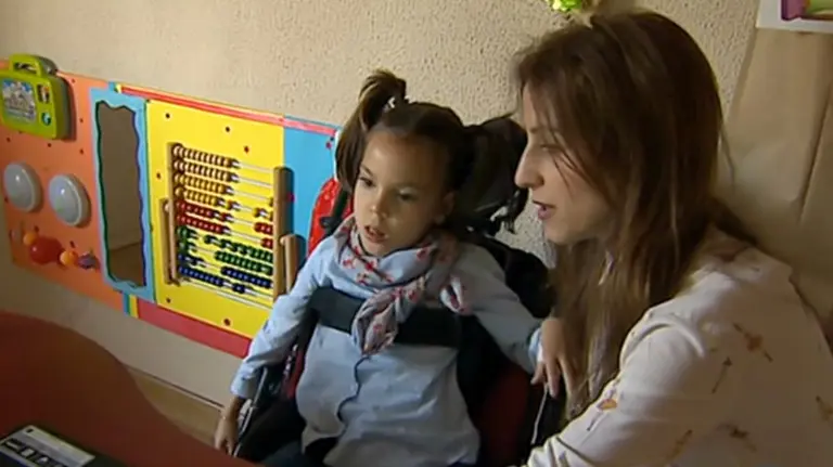 Gema, una niña de siete años que nació con parálisis cerebral.