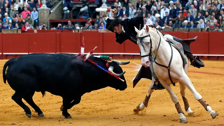 GRA284. SEVILLA, 10/04/2016.- El rejoneador Diego Ventura en la faena a su primer toro, de la ganadería de Fermín Bohórquez, al que cortó dos orejas en la novena corrida de abono de la Feria de Abril de Sevilla, en la que compartió cartel con Sergio Galán y Lea Vicens hoy en la Real Maestranza. EFE/Julio Muñoz