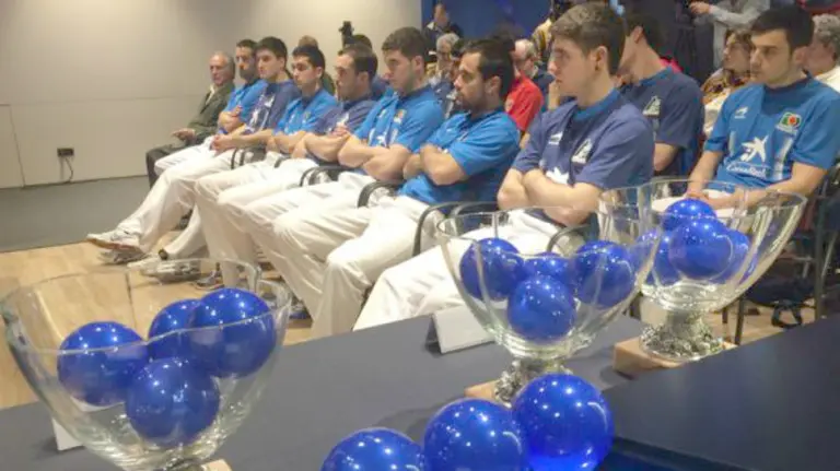 Los pelotaris, atentos al sorteo del manomanísta. Foto Asegarce.