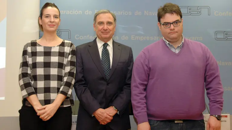 De izda. a dcha., la consultora de Estrategia e Innovación de AIN, Silvia Díaz, el presidente de CEN, José Antonio Sarría, y el jefe de Proyectos de Iter Investigación, Juan Carlos H