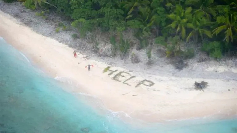 Rescatados tres náufragos tras escribir 'ayuda' con hojas de palmera en una isla