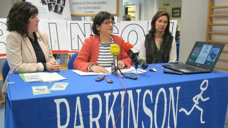La presentación de las jornadas de la Semana del Párkinson se ha sido ofrecida por la presidenta de Anapar, Mila Ortin; la coordinadora de esta asociación, Sara Díaz de Cerio; y la neuróloga del Complejo Hospitalario de Navarra, Itziar Gastón. Europa Press