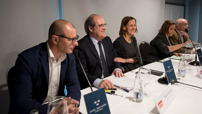 Acto del PSN por un pacto educativo. Carlos Gimeno, Angel Gabilondo, María Chivite, María Teresa Pérez y Guillermo Herrero. PABLO LASAOSA 9