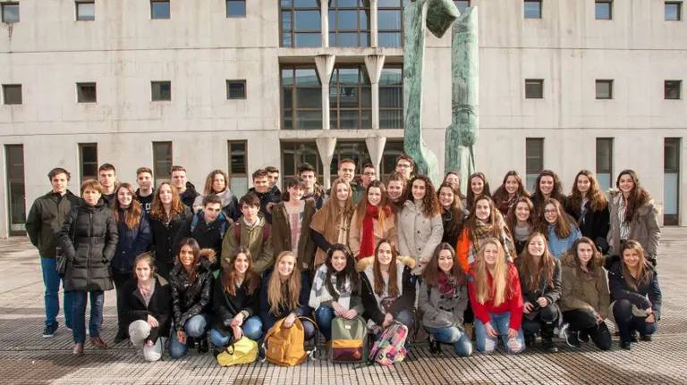 Estudiantes del Liceo Monjardín, en el campus de Arrosadia de la UPNA.