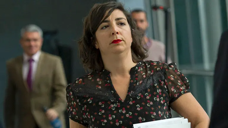 GRA327. PAMPLONA, 11/04/2016.- La portavoz de Podemos en el Parlamento de Navarra, Laura Pérez, tras la reunión de la Mesa y Junta de Portavoces celebrada hoy en Pamplona. EFE/Villar López