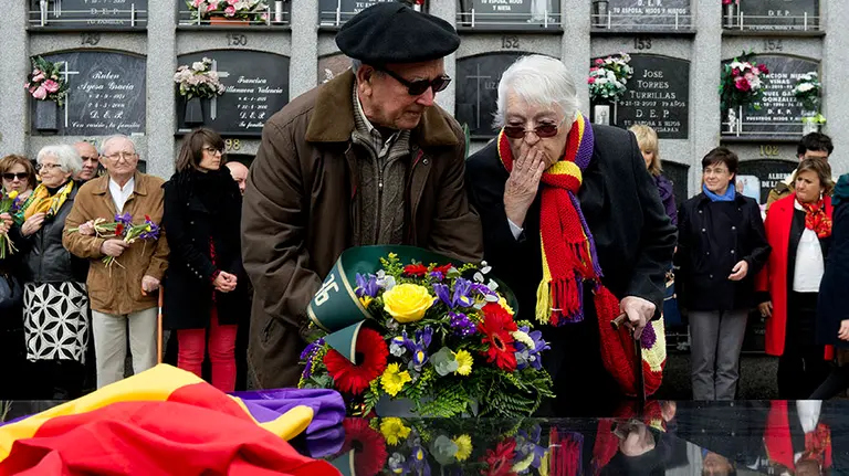 GRA280. PAMPLONA, 11/04/2016.- Autoridades, vecinos y familiares de fusilados han asistido hoy en el cementerio de Pamplona a la inhumación de los restos no identificados de doce víctimas del golpe militar del 36, en un panteón construido para facilitarles &#34;un lugar en el que reposar con dignidad hasta que sean identificadas&#34;. EFE/Villar López