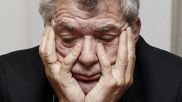 GRA292. PAMPLONA, 08/04/2016.- El presidente de la Federaci&oacute;n Espa&ntilde;ola de F&uacute;tbol, &Aacute;ngel Mar&iacute;a Villar, antes de comenzar una rueda de prensa hoy en Pamplona, donde acudi&oacute; para participar en la toma de posesi&oacute;n del nuevo presidente de la Federaci&oacute;n Navarra de F&uacute;tbol, Rafael del Amo. EFE/Jes&uacute;s Diges