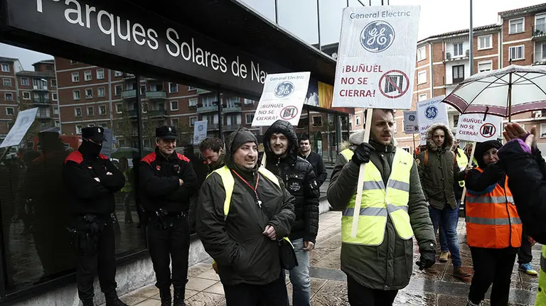 GRA382. PAMPLONA, 08/04/2016.- Momento de la concentración convocada por el comité de empresa de General Electric frente al Departamento de Desarrollo Económico para protestar por la decisión de la multinacional de cerrar la planta de Buñuel y llevar a cabo despidos en Tudela. EFE/Jesús Diges