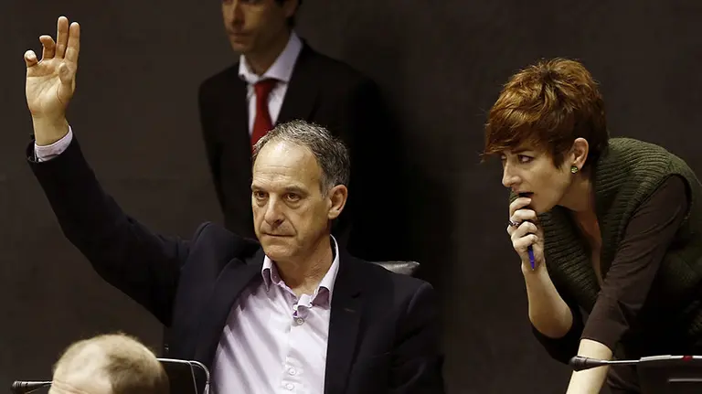 GRA094. PAMPLONA, 07/04/2016.- El portavoz de EH Bildu Adolfo Araiz (c), y su compañera de formación Bakartxo Ruiz (d), durante el pleno del Parlamento foral que debate, entre otros asuntos, la creación de una comisión de investigación sobre la desaparición de Caja Navarra. EFE/Jesús Diges