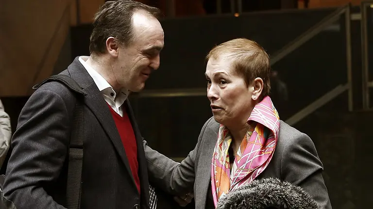 La presidenta del Gobierno de Navarra, Uxue Barkos, junto al portavoz del grupo parlamentario de UPN, Javier Esparza, momentos antes de comenzar hoy el pleno del Parlamento foral que debate, entre otros asuntos, la creación de una comisión de investigación sobre la desaparición de Caja Navarra. EFE/Jesús Diges