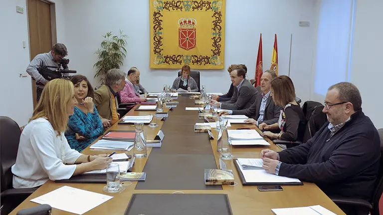 Imagen de la sesión de la Mesa y Junta de Portavoces del Parlamento de Navarra. EFE/Villar López