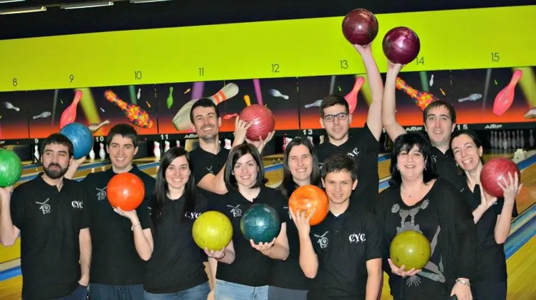 PARICIPANTES EN BOWLING DE LA EMPRESA CYC en el Desafío Empresas.