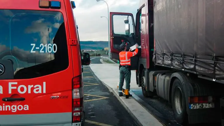 La Policía Foral pide la documentación a un camionero. EP