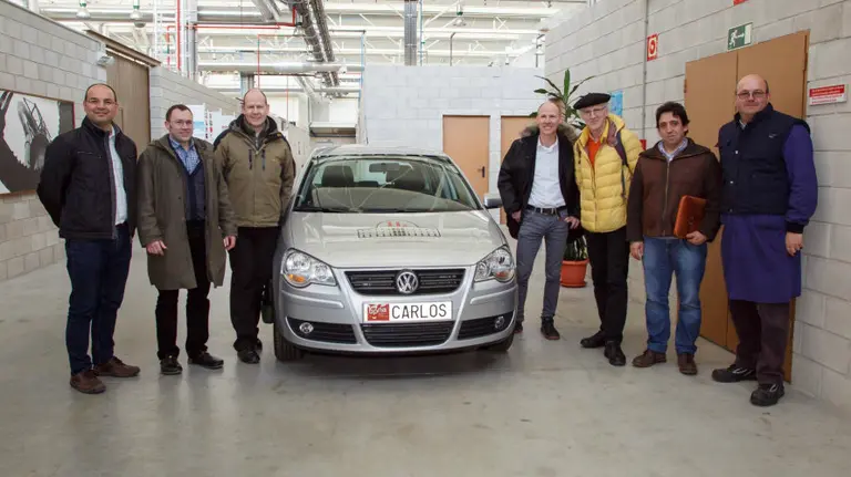 Profesores navarros y alemanes posan con el coche de hidrógeno.