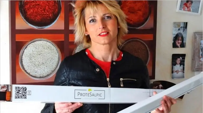 La navarra Agustina Rodríguez con su invento.