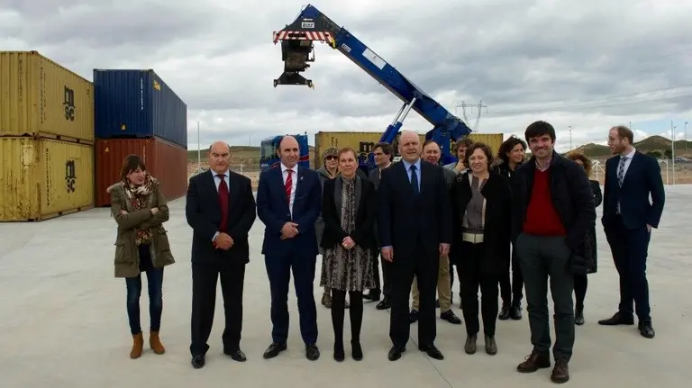 La Presidenta Barkos y el resto de asistentes, en la plataforma, de 17.000 metros cuadrados y con una capacidad inicial de 9.000 contenedores.