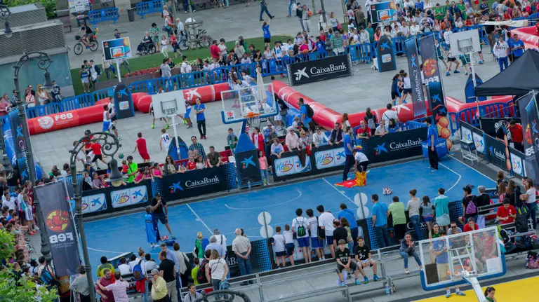 Fotografía de la edición del año pasado del Plaza 3x3 celebrada en la Plaza del Castillo de Pamplona.