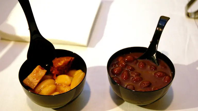 Imagen de la degustación de Fabada Casa Gerardo por Conservas la Catedral y de Alubias  de Tolosa del restaurante El Frontón de Tolosa.