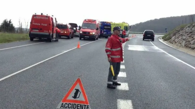 Un Policía Foral regulando el tráfico tras el choque frontal entre dos vehículos en Ostiz.