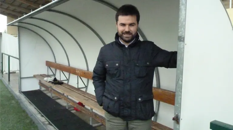 Iñigo Ardanaz junto al banquillo en el estadio Oberena.